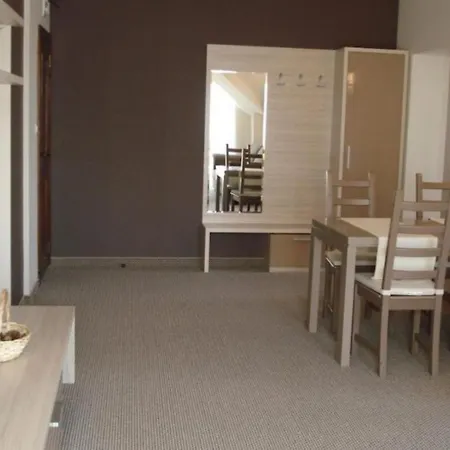 Granat Next To Lift By Bookvillabg アパート バンスコ